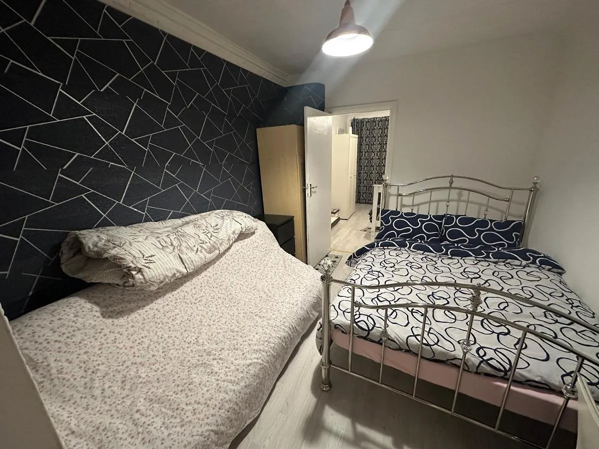4 Double Bed Family Home 15 Mins From Central Ldn London 0*,  United Kingdom