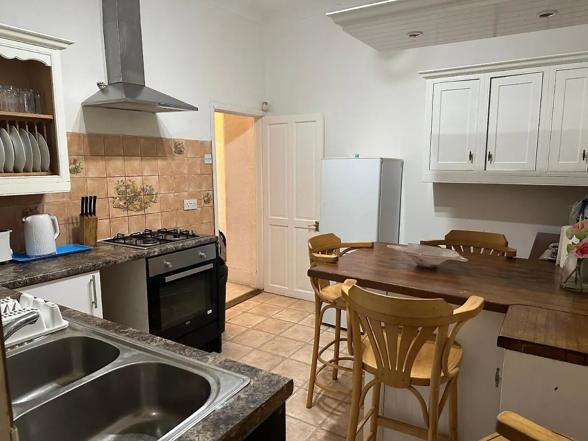 4 Double Bed Family Home 15 Mins From Central Ldn London