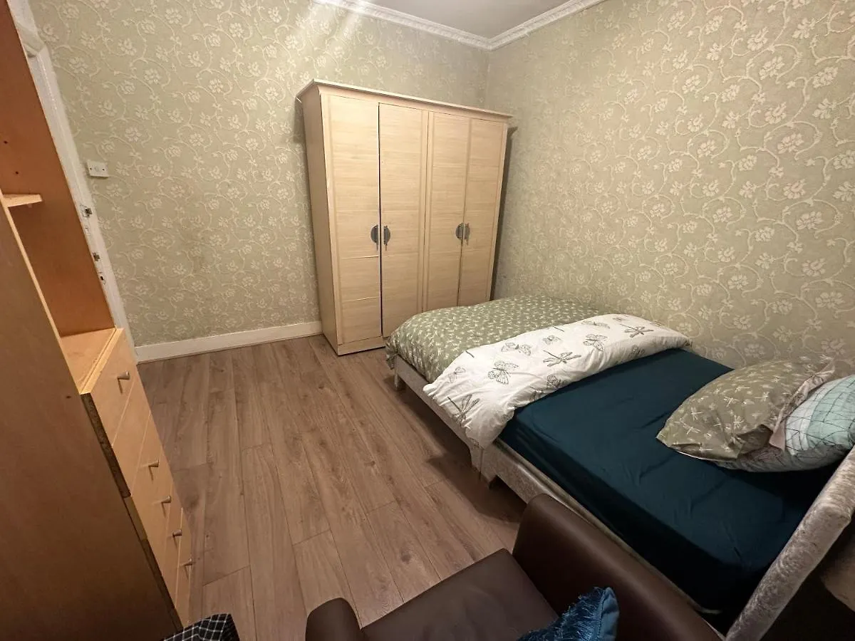 4 Double Bed Family Home 15 Mins From Central Ldn London Apartment