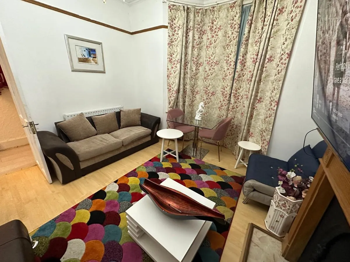 4 Double Bed Family Home 15 Mins From Central Ldn London United Kingdom