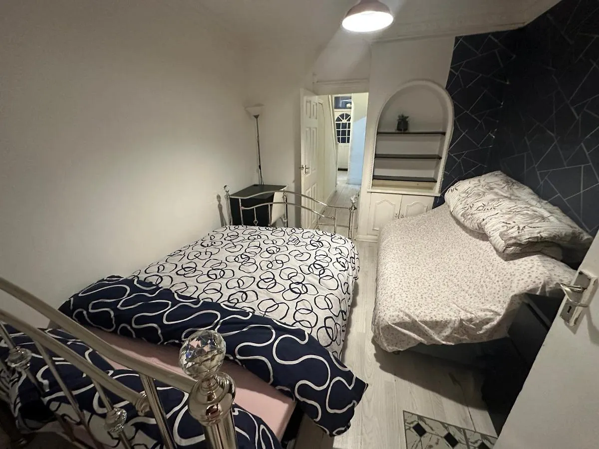 4 Double Bed Family Home 15 Mins From Central Ldn London Apartment