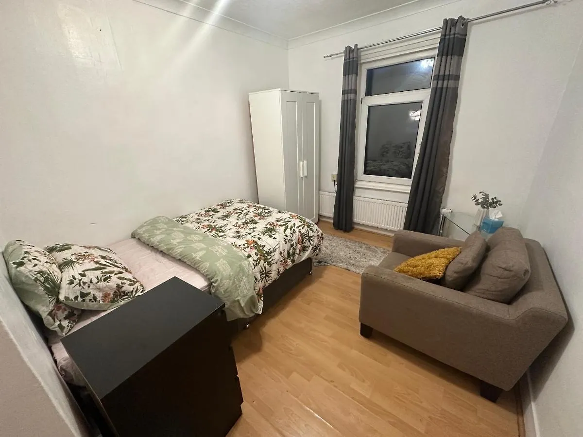 Apartment 4 Double Bed Family Home 15 Mins From Central Ldn London