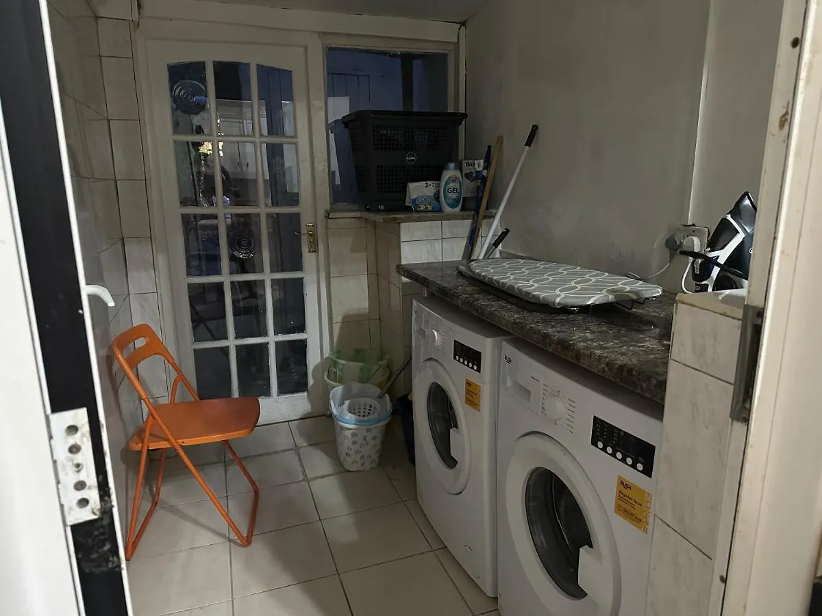 Apartment 4 Double Bed Family Home 15 Mins From Central Ldn London