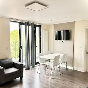 Apartment Luxurious 2 Bedroom Flat In, London