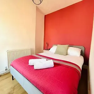 Apartment Elegant House In Stratford, London