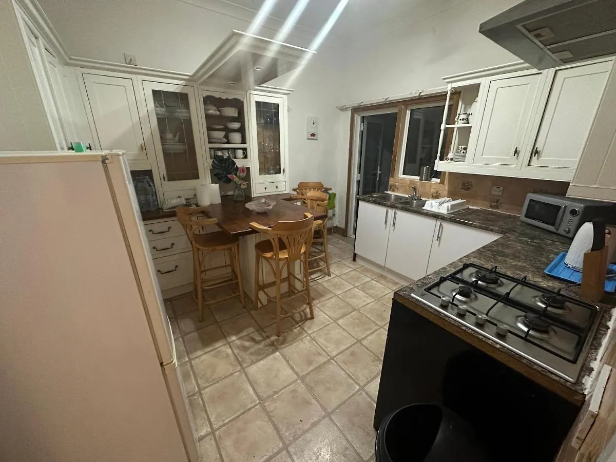 Apartment 4 Double Bed Family Home 15 Mins From Central Ldn London