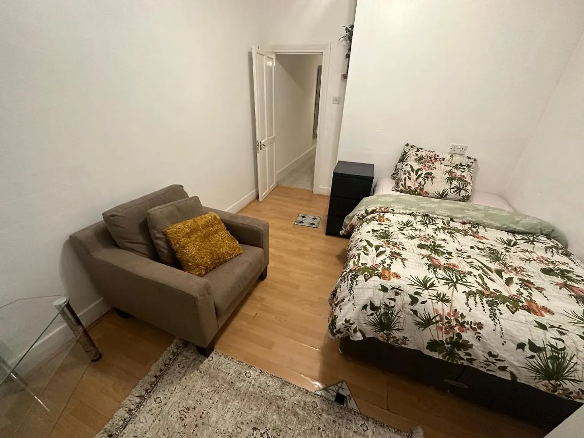 4 Double Bed Family Home 15 Mins From Central Ldn London