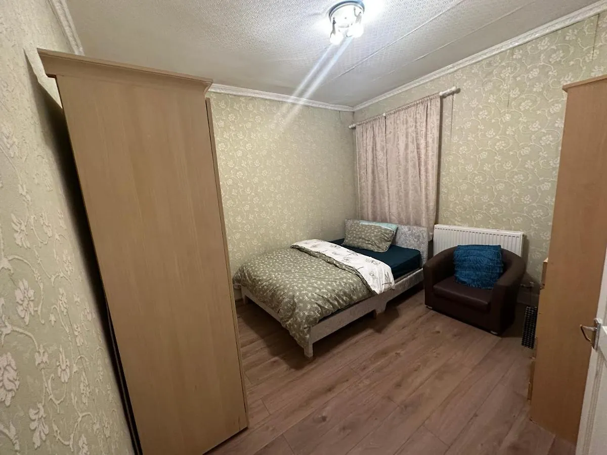 4 Double Bed Family Home 15 Mins From Central Ldn London Apartment